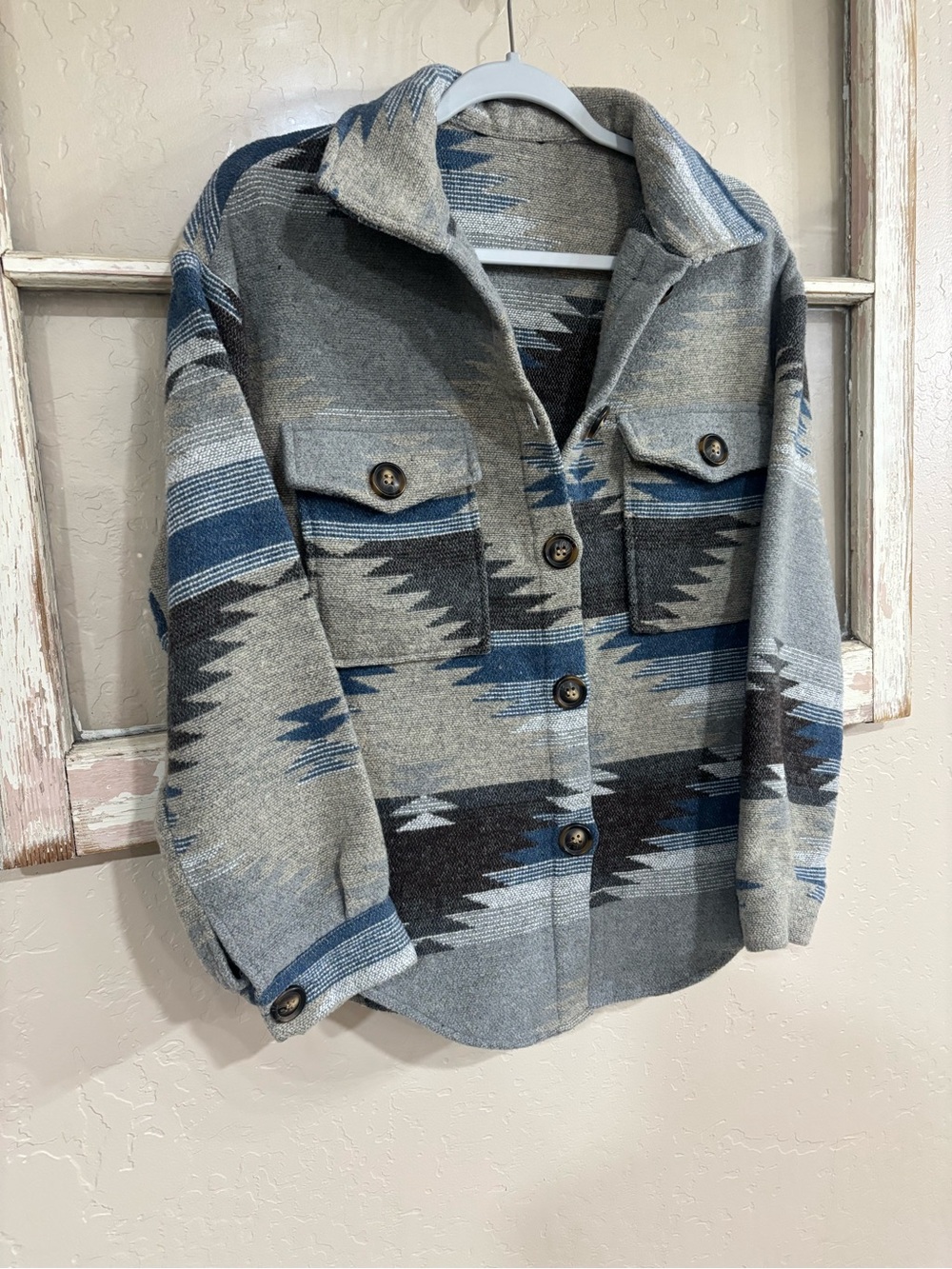 Women’s Aztec-Pattern western Button-Front Shacket — Gray & Blue - Picture 3 of 3